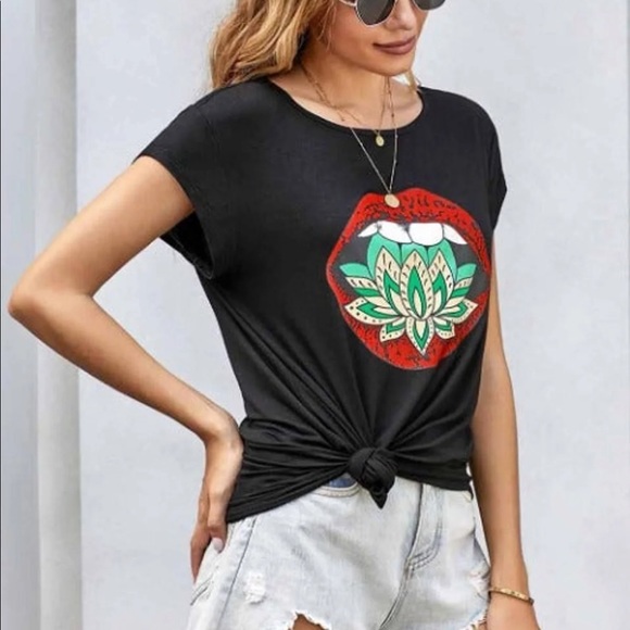 ❌SOLD❌✨Lotus Kiss Black Graphic Tee✨Brand New In Packaging✨ - Picture 3 of 8